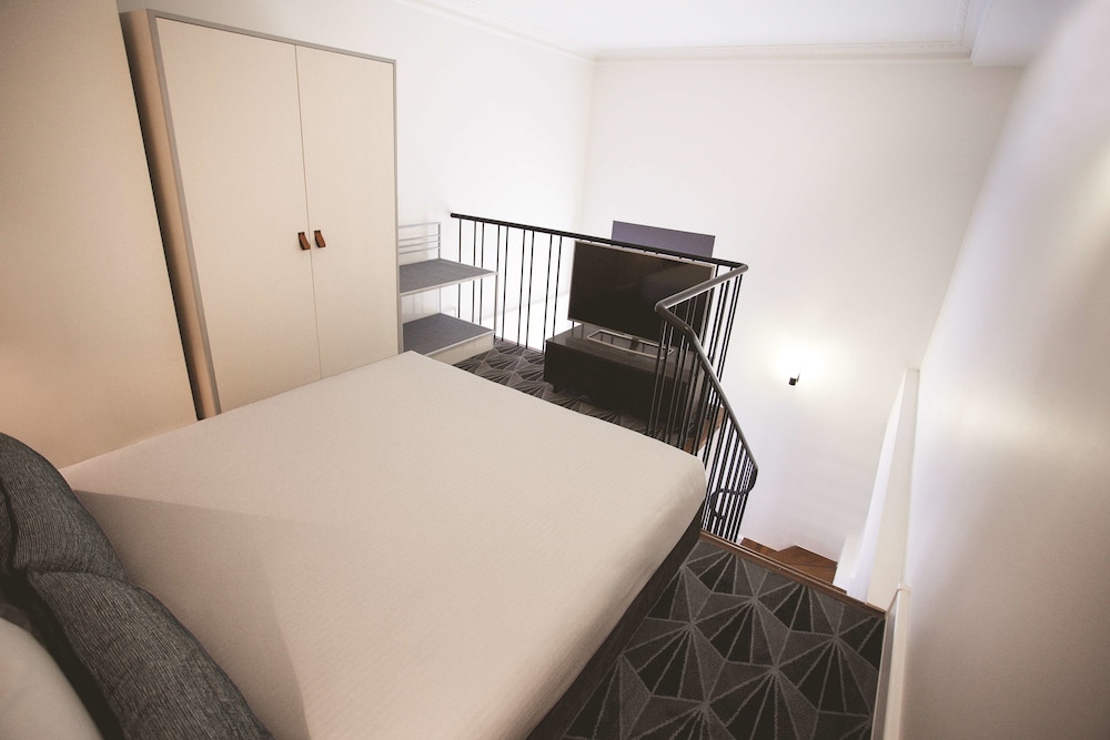 Room at The Savoy Hotel On Little Collins, MELBOURNE