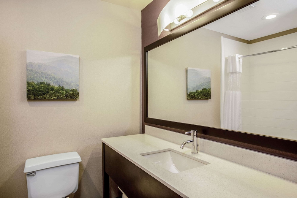 La Quinta Inn & Suites by Wyndham Fayetteville 58/59