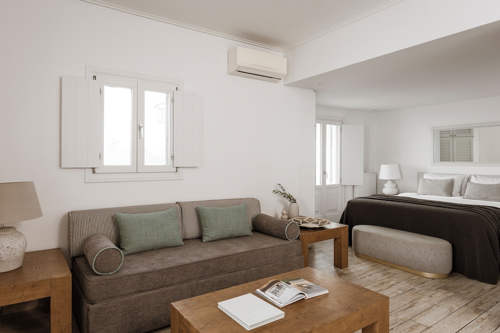 Aqua Luxury Suites 55/75
