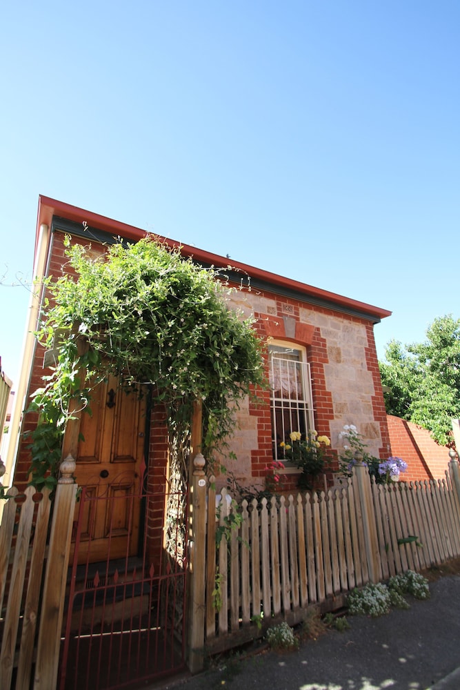ADELAIDE HERITAGE COTTAGES AND APARTMENTS 3/53
