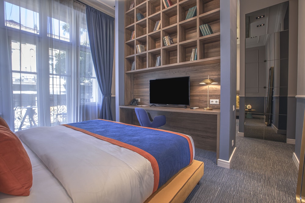 Heritage Hotel and Suites 13/39