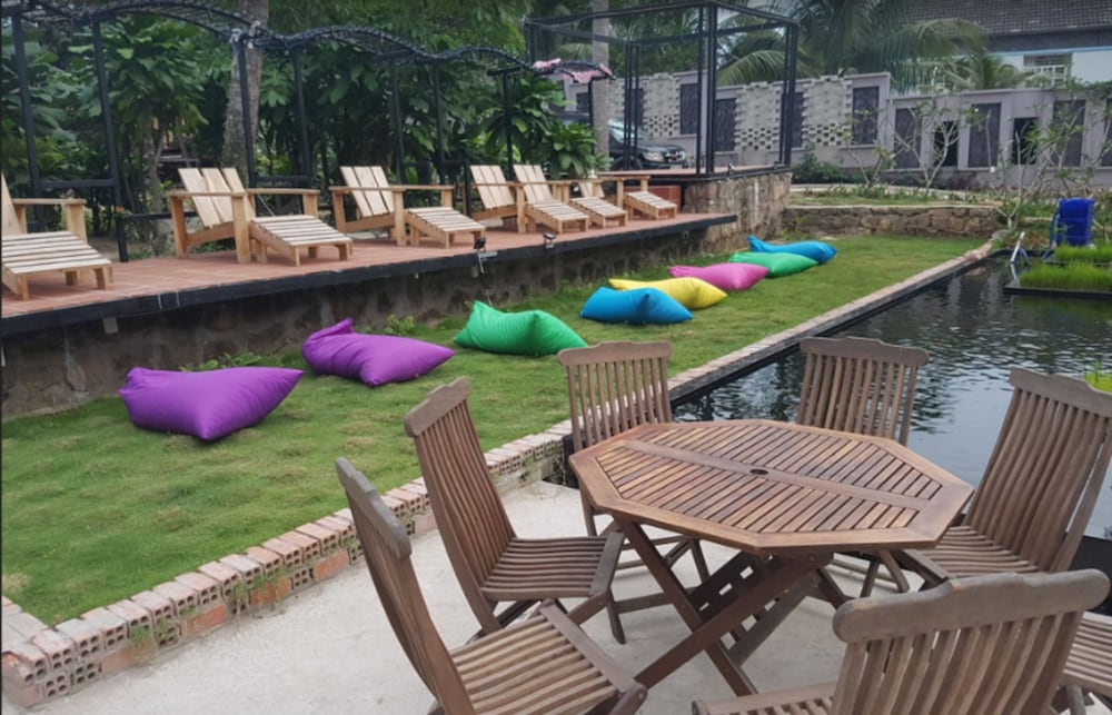 Coco Valley Hotel & Restaurant 60/64