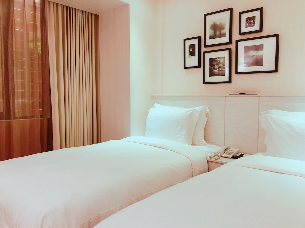 We Meet Hotel 12/68