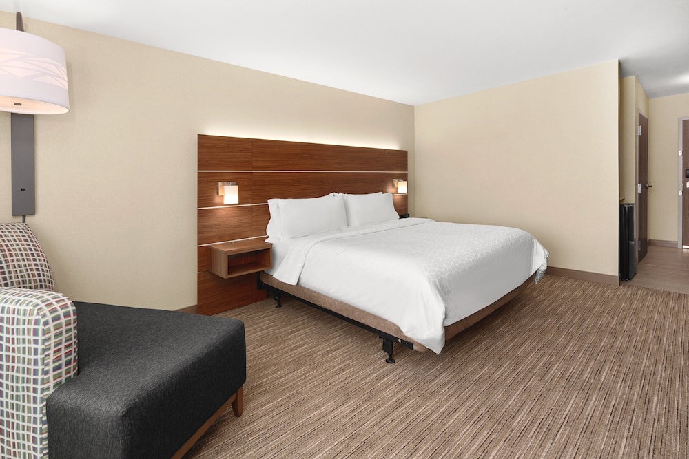 Holiday Inn Express & Suites Suisun City 19/70
