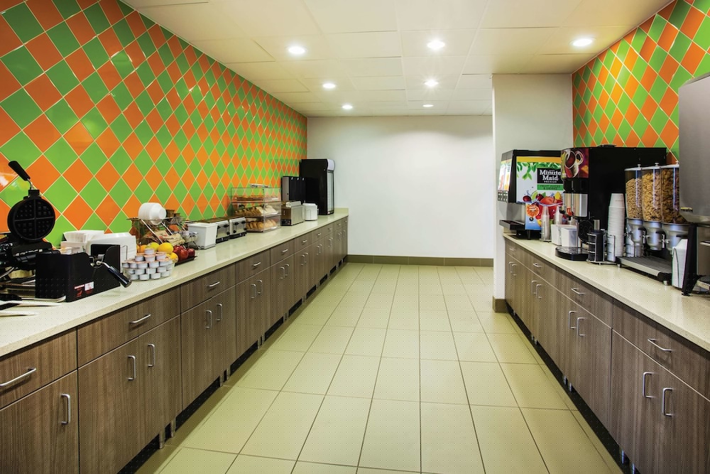 La Quinta Inn & Suites by Wyndham St. Paul-Woodbury 7/46