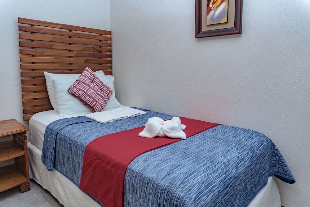 Suite, 1 Queen and 1 Single Bed, Sea View, Quo Vadis Dive Resort 2/4