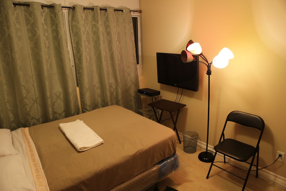 Toronto Furnished Living 30/52