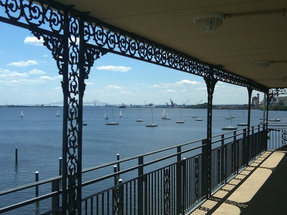 Airport Waterfront Inn 41/59