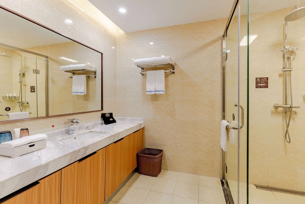 Howard Johnson Lakeview Hotel Huaibei 44/48