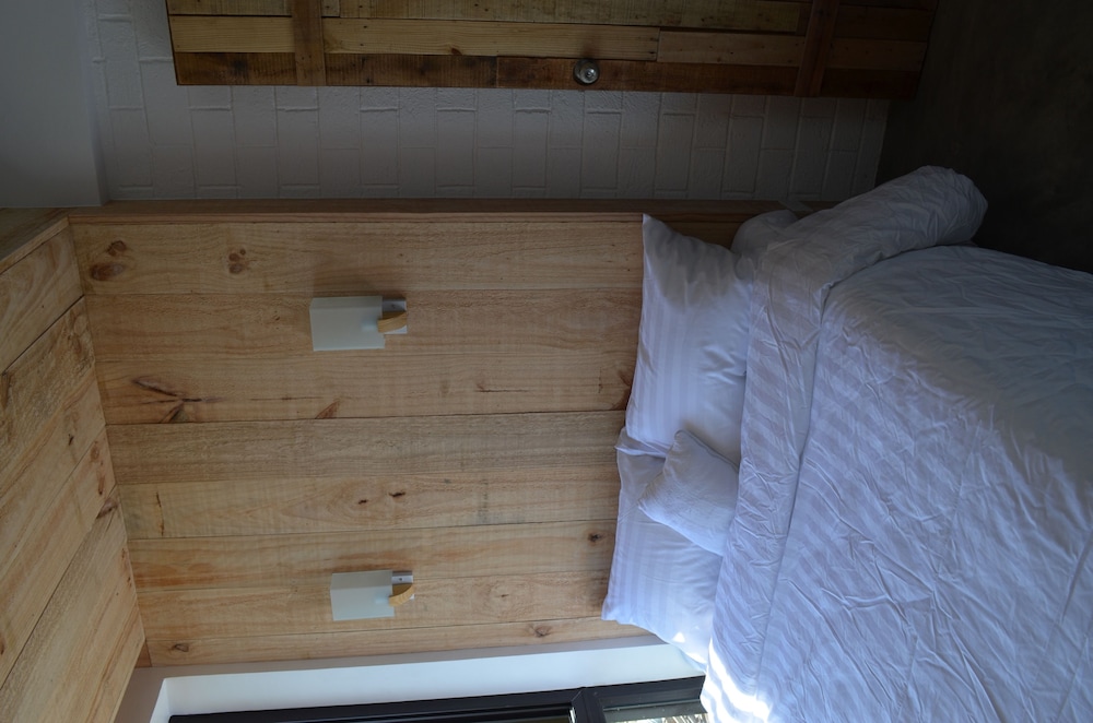 Cabins By Eco Hotel Tagaytay 22/67
