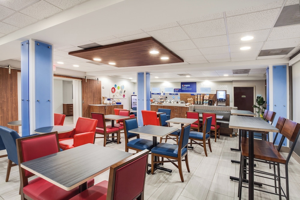 Holiday Inn Express Hotel Suites Clewiston 32/46