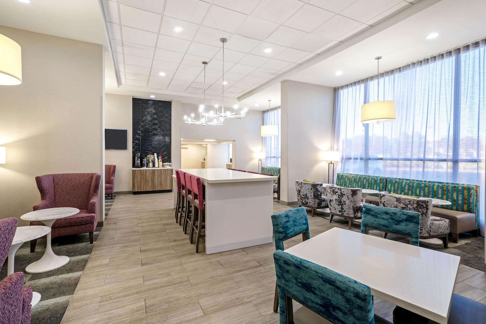 La Quinta Inn And Suites By Wyndham Columbus Ms 19/29