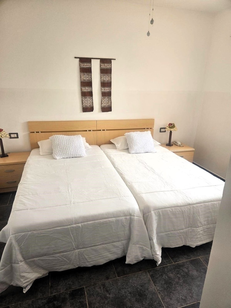 Room, Twin Beds, Porta Do Vento 2/6