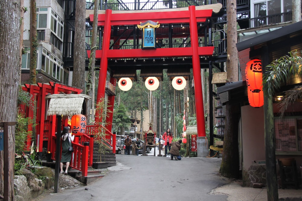 Monster Village Hotel 8/50