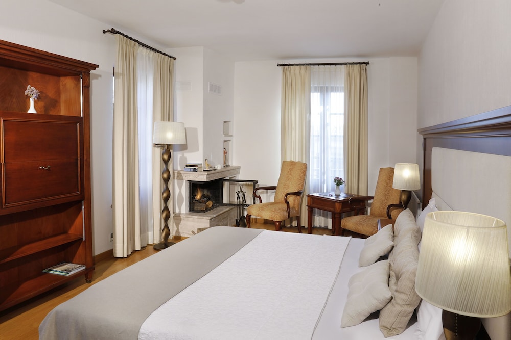 DELUXE, DOUBLE OR TWIN BED