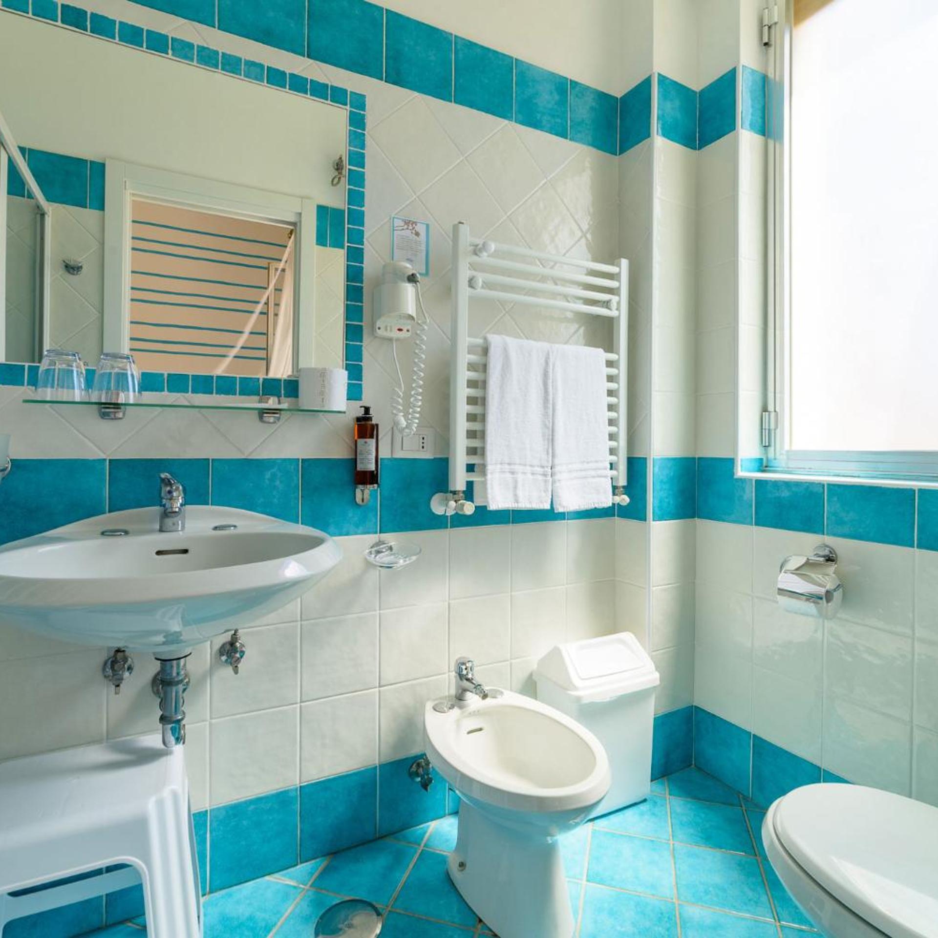 غرفة بسرير مزدوج بشرفة، HOTEL CALANCA 3/4