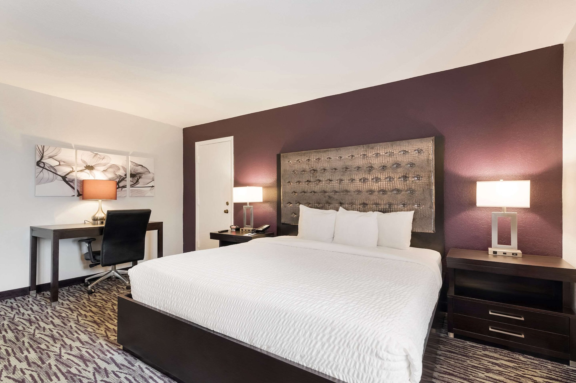 غرفة قياسية بسرير كينج، Clarion Inn & Suites Across From Universal Orlando Resort 6/10