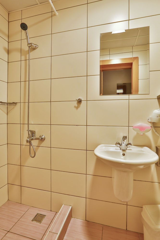 Han Hostel Airport North Hotel 75/75