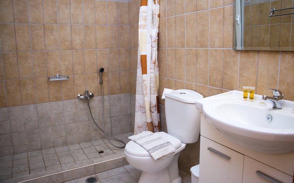 Gennadi Gardens Apartments 23/25