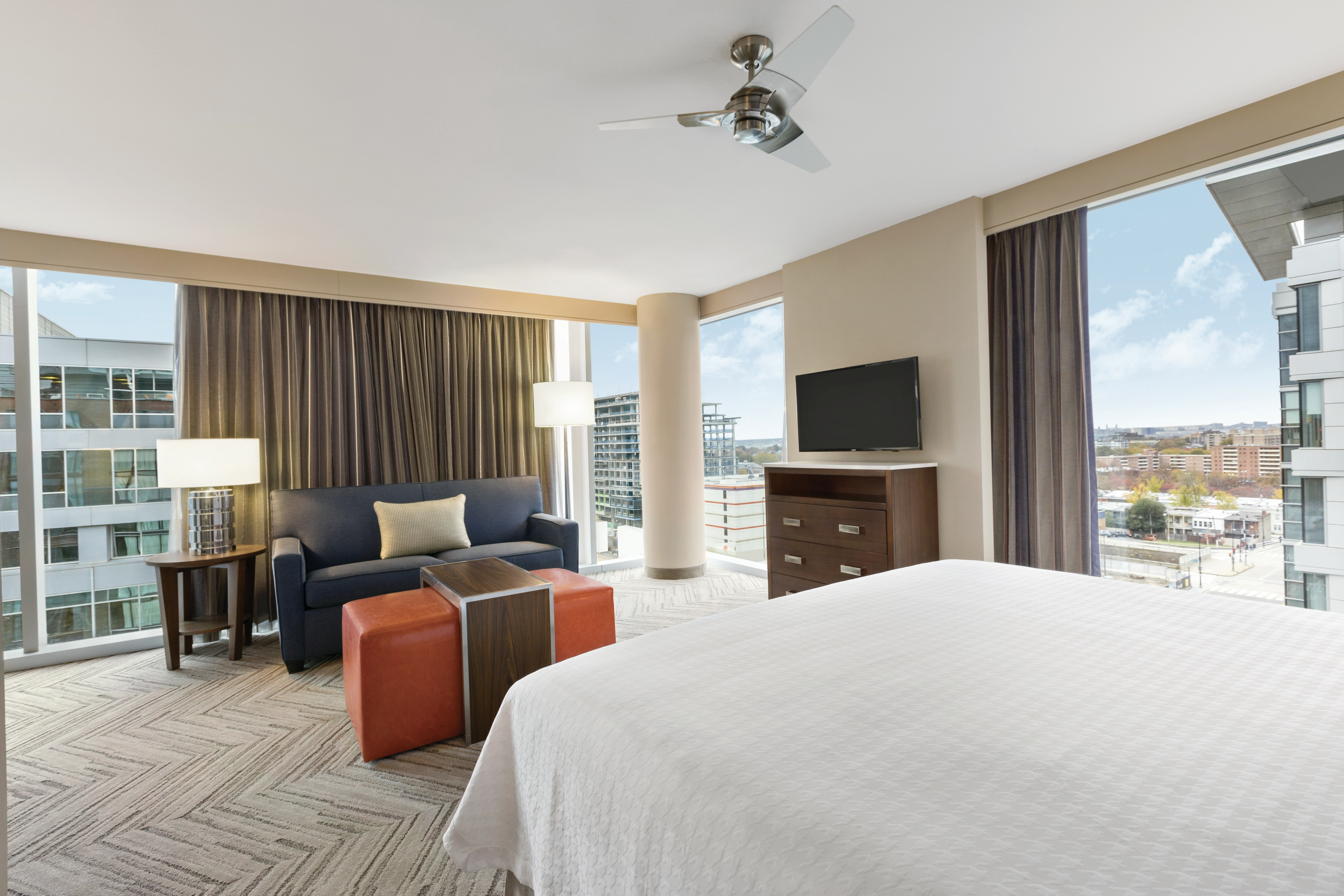 STUDIO, SUITE, KING BED, CORNER