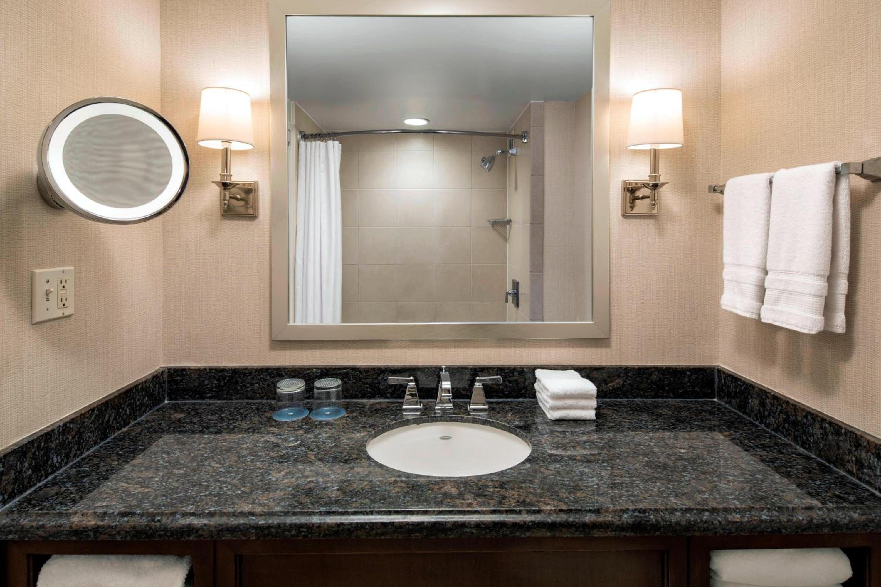 1 Bedroom, East, Executive, Suite, Club Lounge Access
