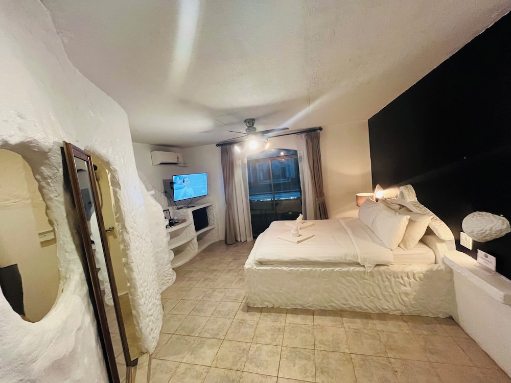 Harrys Steakhouse & Beach Hotel 24/50