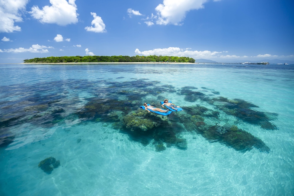 GREEN ISLAND RESORT 23/28
