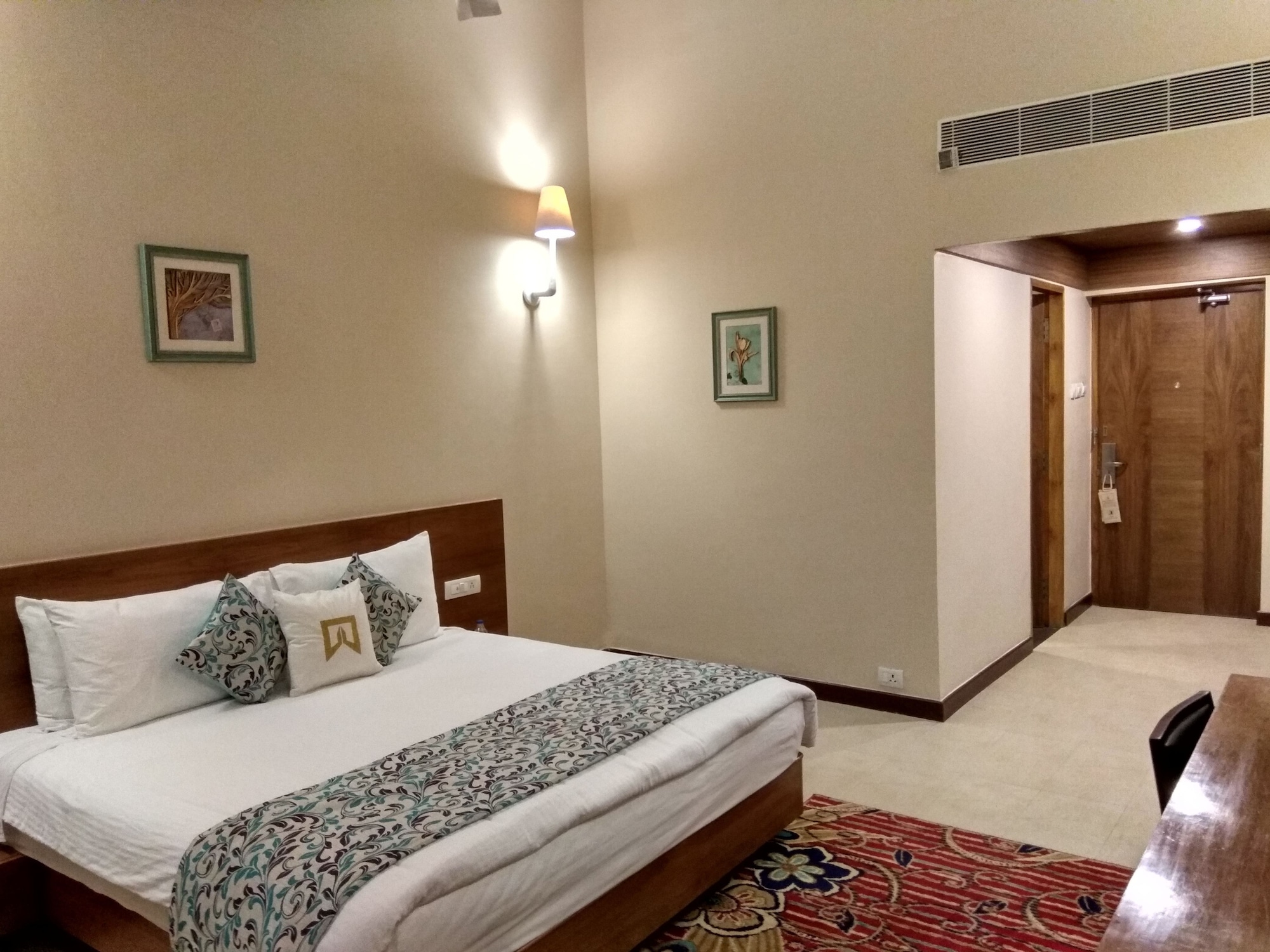 CLUB, DELUXE, QUEEN BED