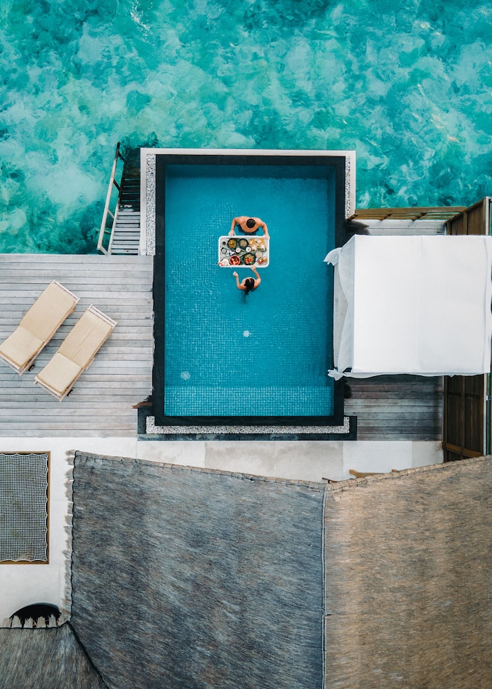 Furaveri Maldives 10/67