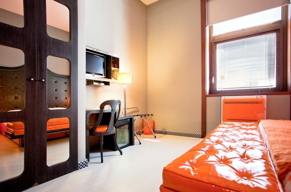 Orange Hotel 10/40