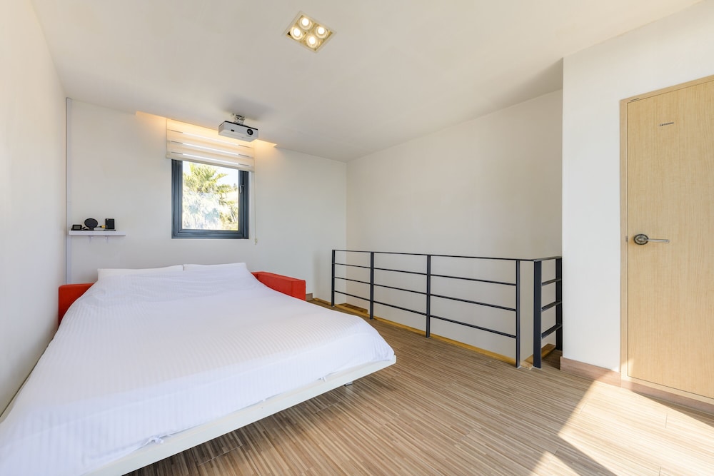 DUPLEX, QUEEN BED