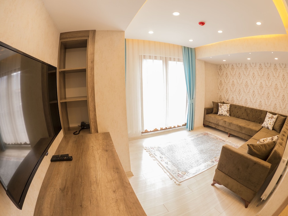 Elif Inan Motel 23/50