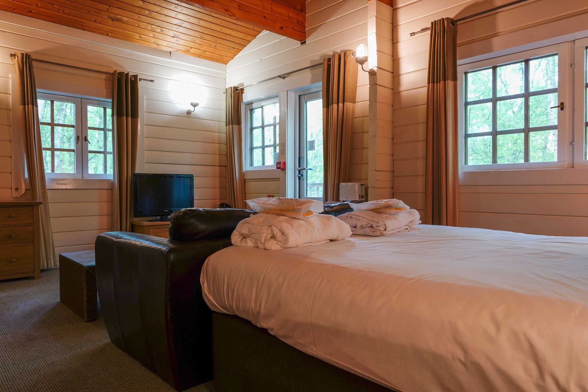 WOODLAND, EXECUTIVE, CABIN