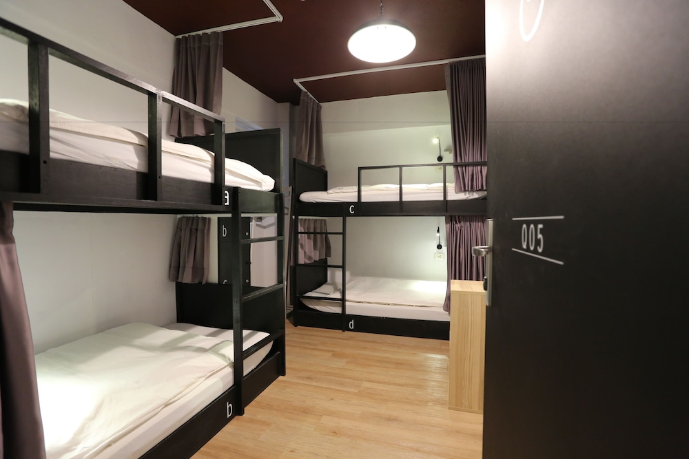ROOM, QUADRUPLE, MULTIPLE BEDS, SHARED BATHROOM