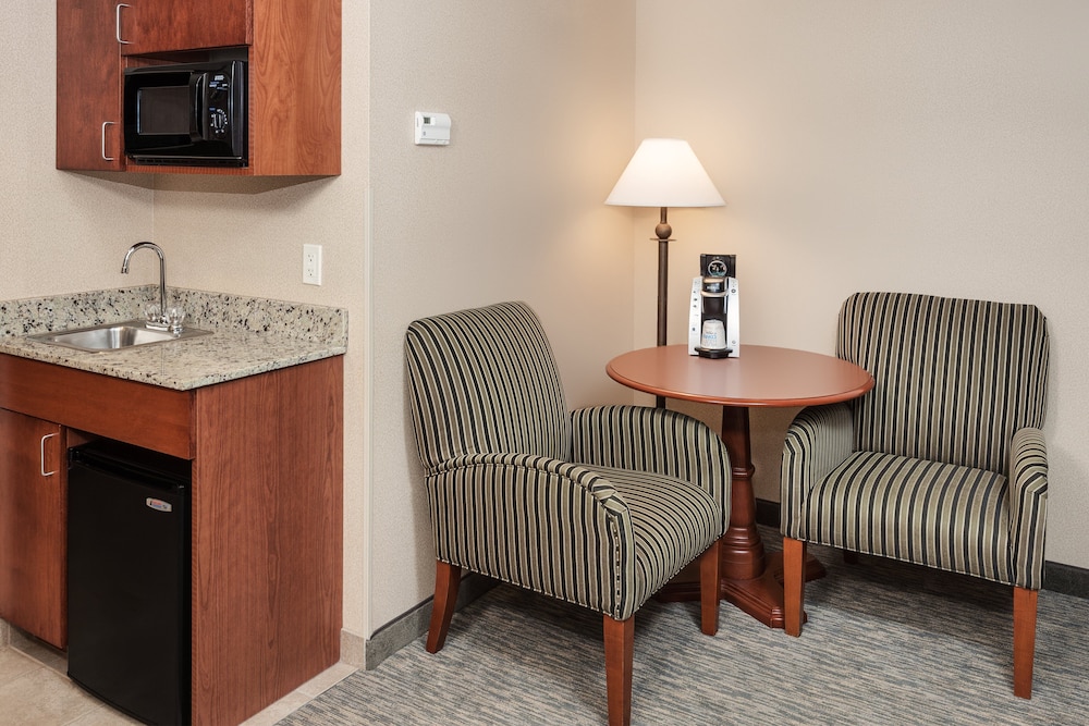 Holiday Inn Express Hotel Suites Hampton South Seabrook 49/78