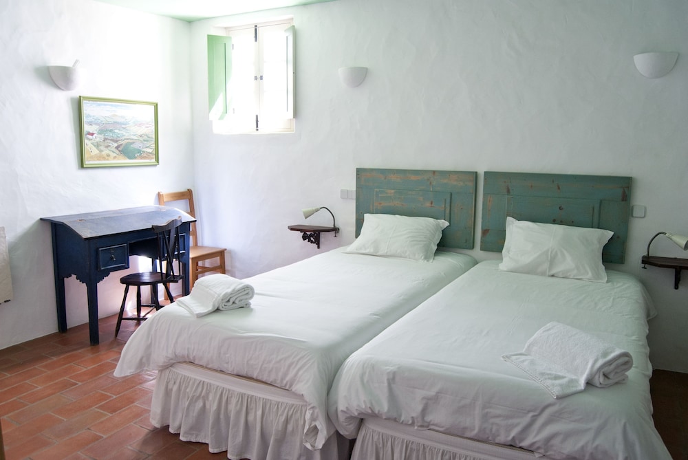 2 BEDROOMS, COTTAGE, COURTYARD AREA