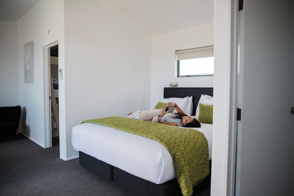 Elite, 1 Queen and 3 Bunk Beds, Ocean Front
