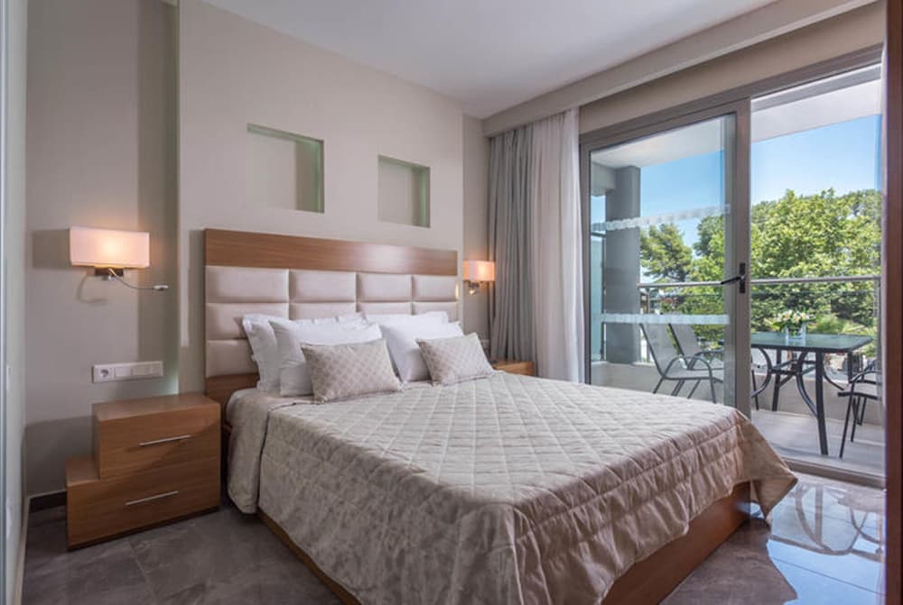 EXECUTIVE, SUITE