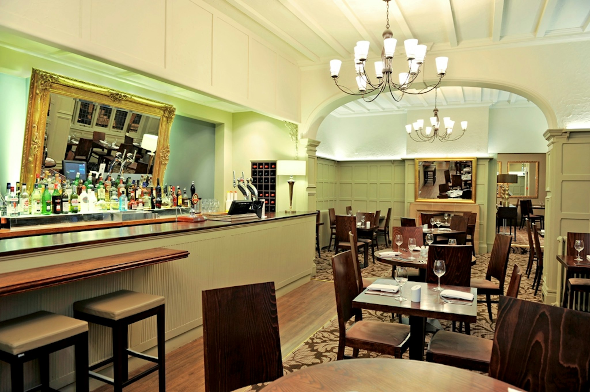 The Crown Manor House Hotel 38/42