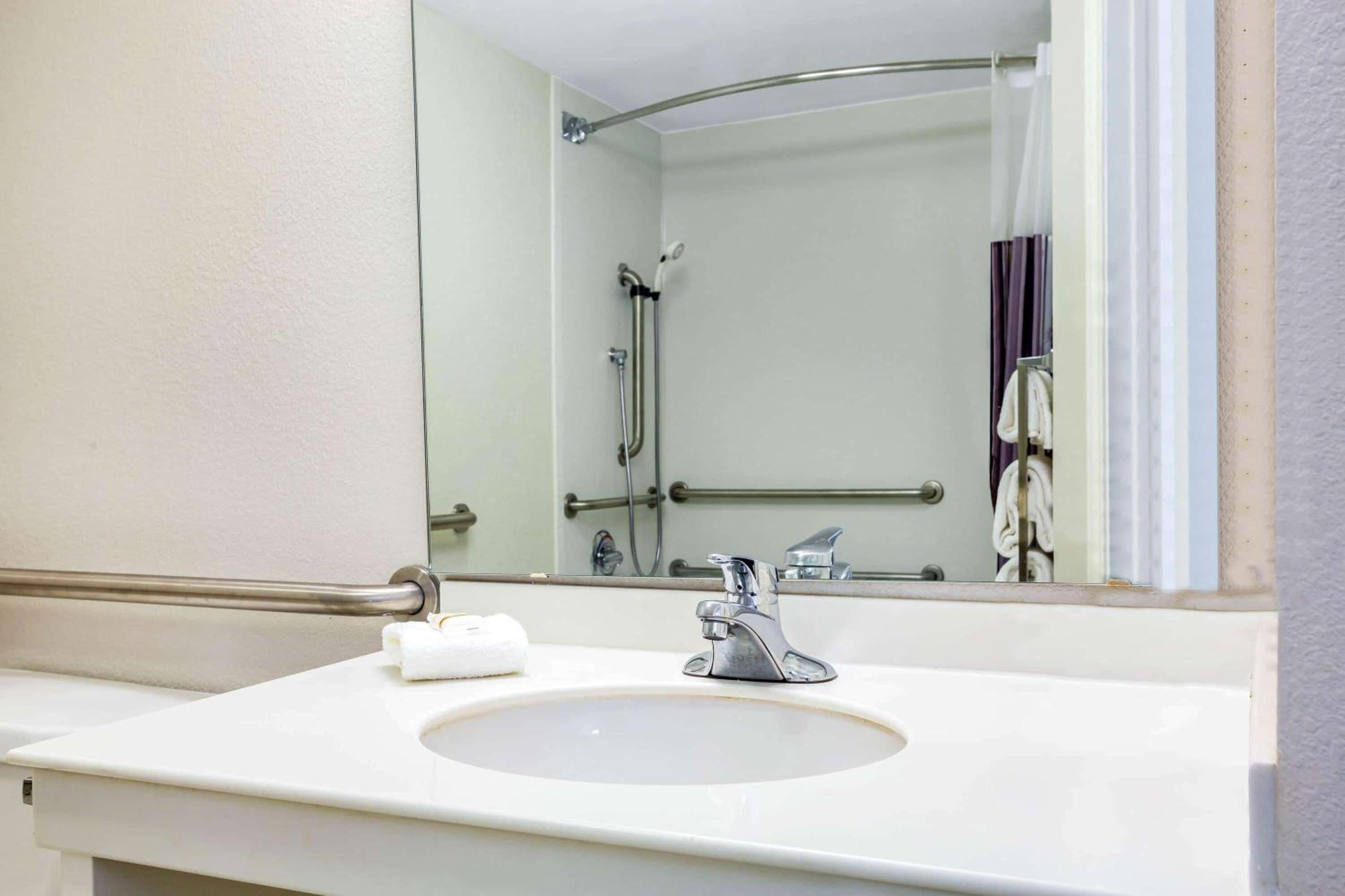 غرفة بسريرين مزدوجين بحوض استحمام لذوي الإعاقة، Fairfield by Marriott Inn & Suites Austin West 8/9