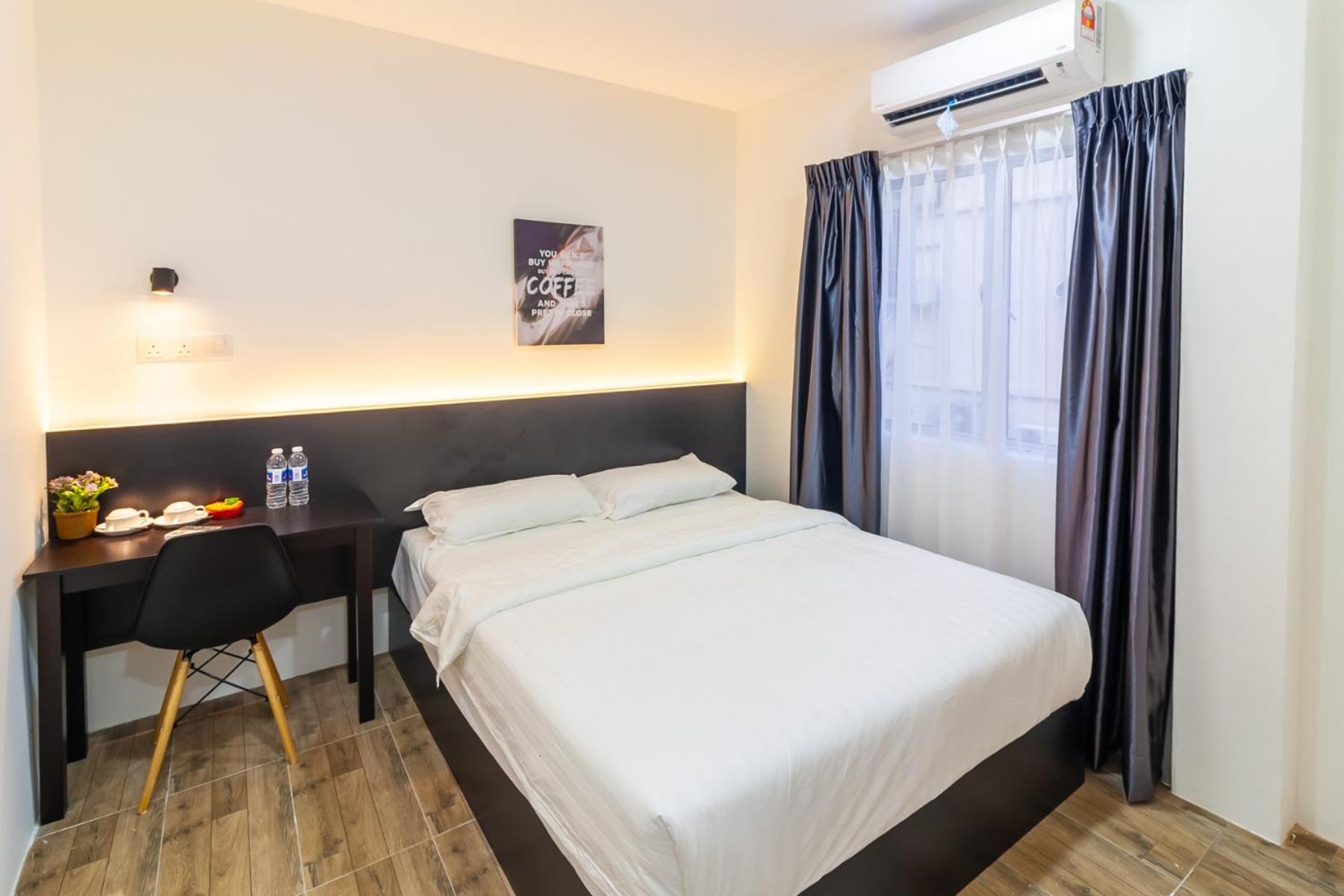 Superior, Queen Bed, No Window
