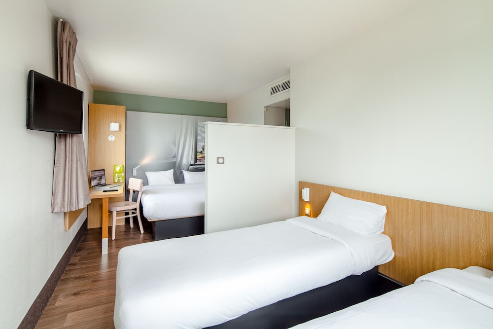 ROOM, QUADRUPLE