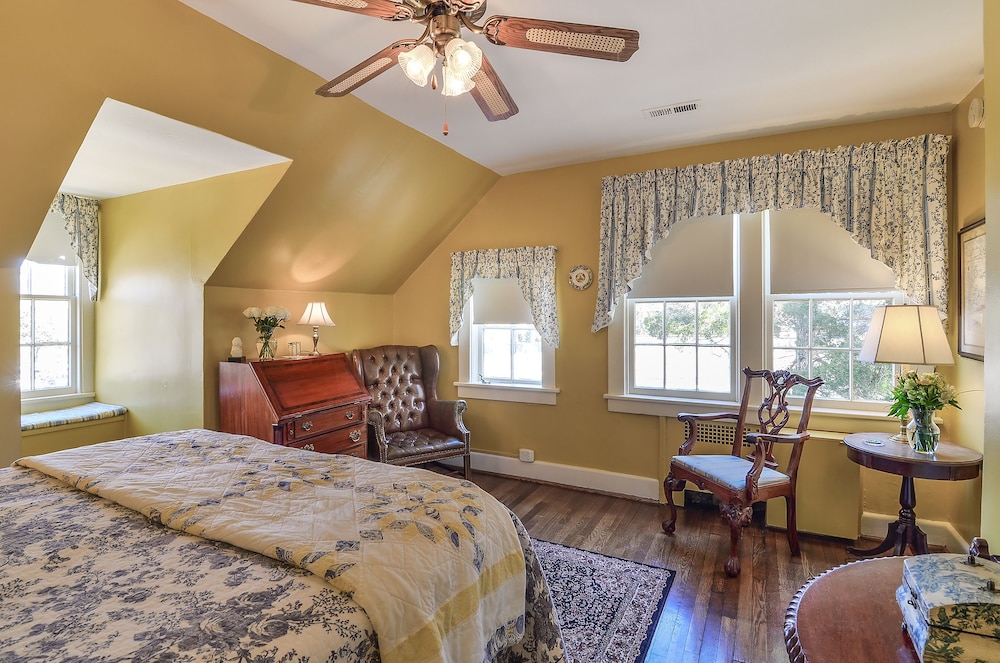 Cedars of Williamsburg Bed & Breakfast 25/50