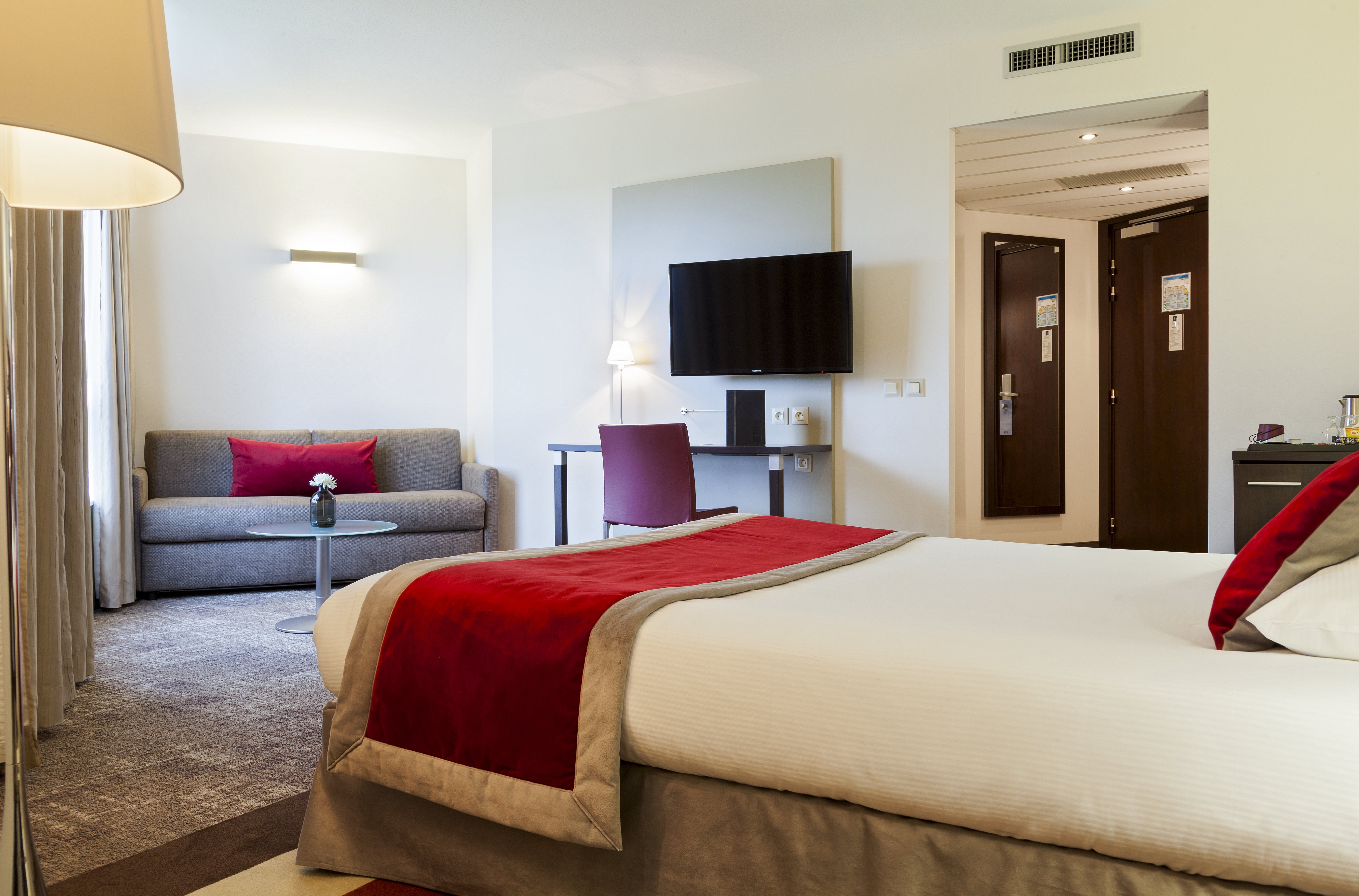 غرفة بريميوم بسرير كينج بإطلالة على البحيرة مع أريكة، Holiday Inn Strasbourg Nord 2/2