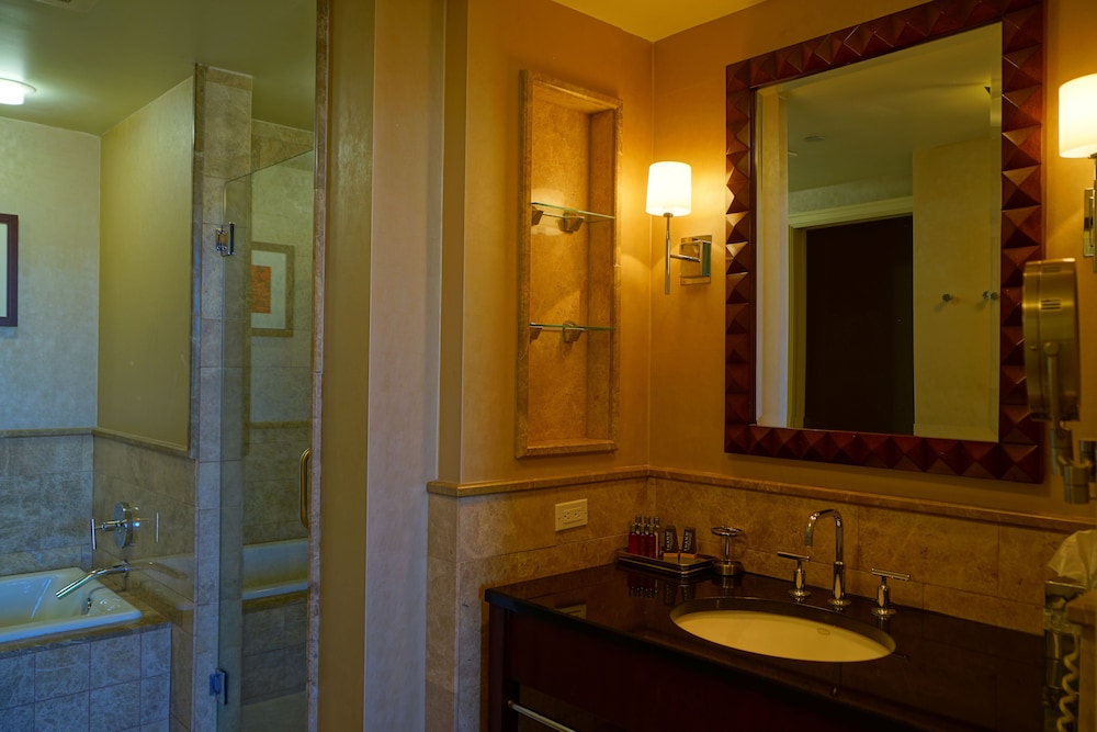 2 Bedrooms, Suite, King Bed, 1 King and 2 Double Beds, Intracoastal View, 2 Bathrooms, Sofa, Balcony، Palm Beach Singer Island Resort and Spa Luxury Suites 4/5