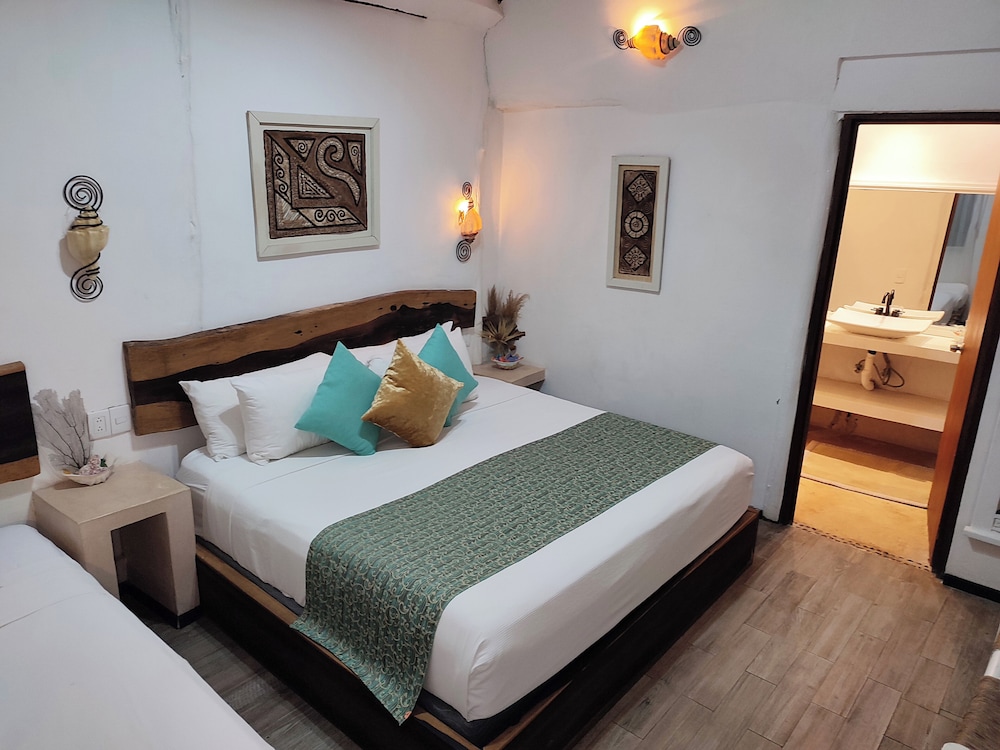 جناح جونيور بسرير كينج وسرير فردي بإطلالة على الحديقة، Villa Las Estrellas 2/4