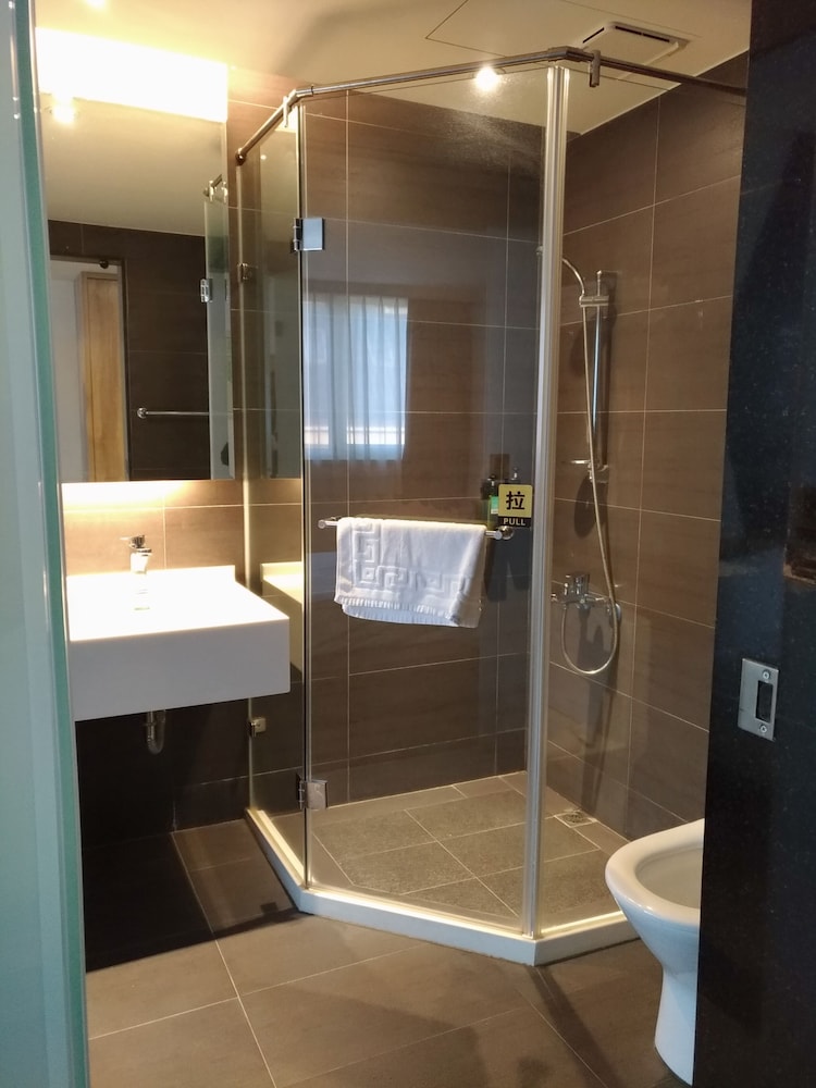 Travel Light Hotel 50/50
