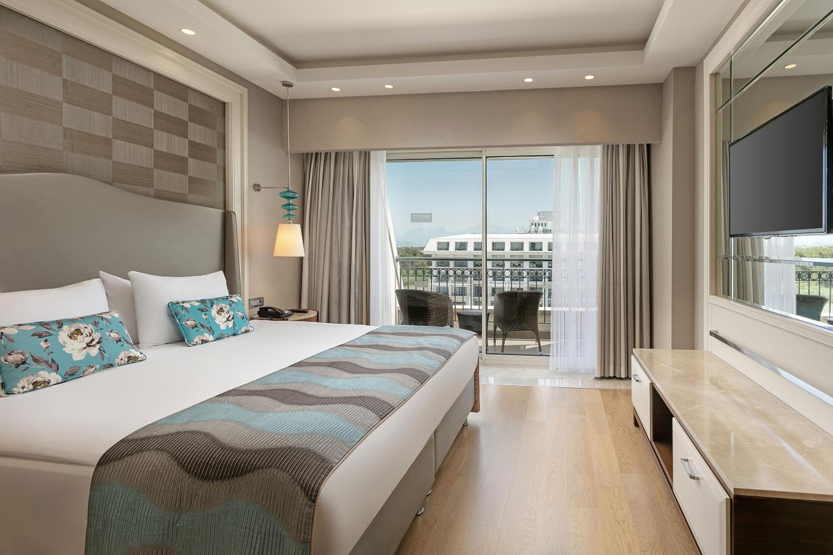 Main, Suite, Queen Bed, Sofa