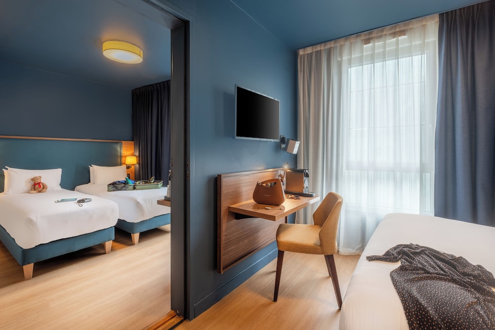 CONNECTING, DOUBLE BED