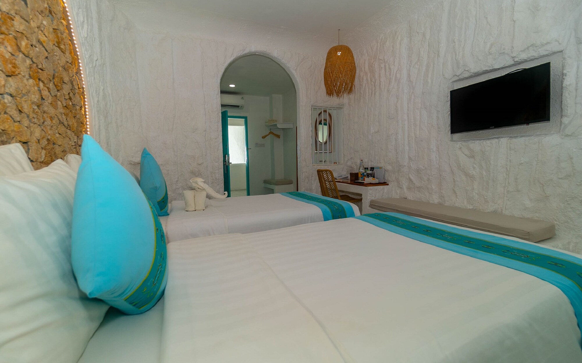 Cave, Twin Beds, No Window